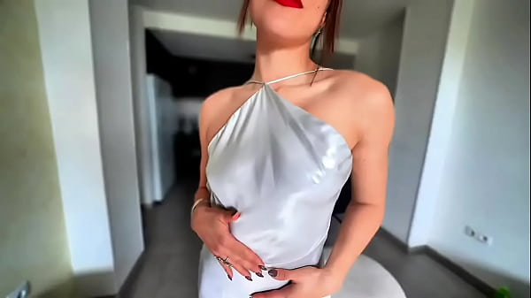 Belle chatte chevauche longue bite